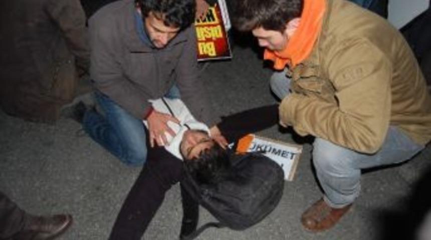 Eylem Sırasında Fenelaşan Gence Eylemciler M&uuml;dahale Etti