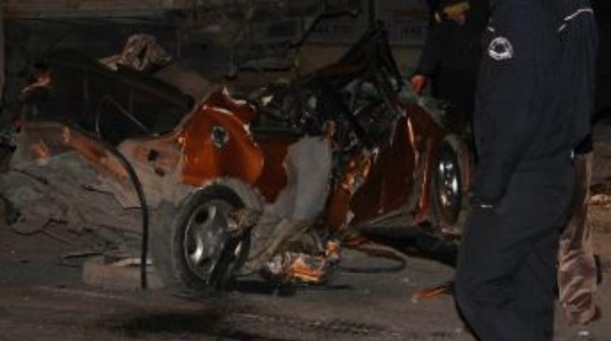 Kamyona &Ccedil;arpan Otomobilde 1 Kişi &Ouml;ld&uuml;, 2 Kişi Yaralandı