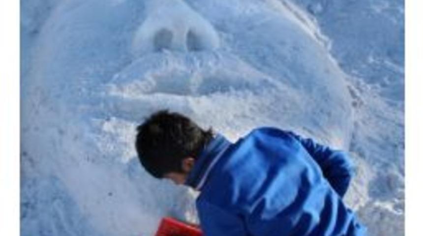 Sarıkamış&rsquo;ta Donarak Şehit Olan Dedelerinin Kardan Heykelini Yapıyorlar