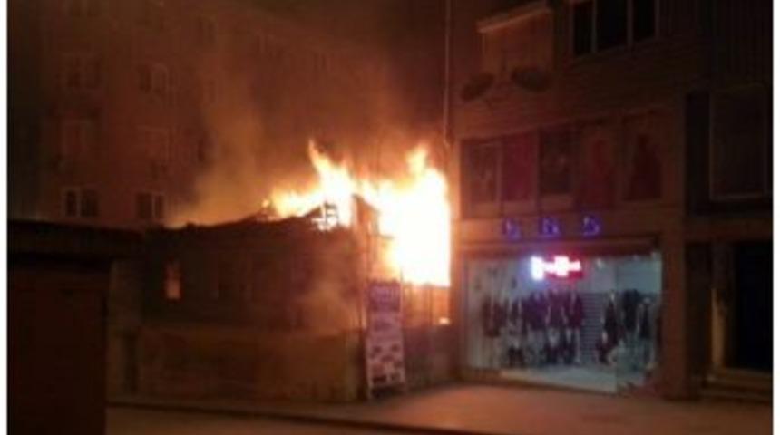 (&ouml;zel Haber) Silivri'de Tarihi Bina Alev Alev Yandı