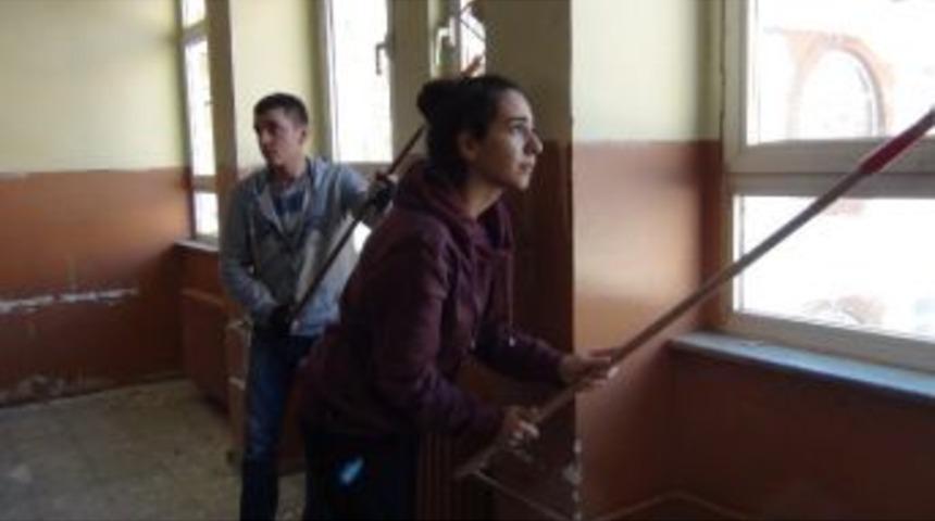 İstanbul&rsquo;dan Gelip Sınırda Okul Onarıyorlar