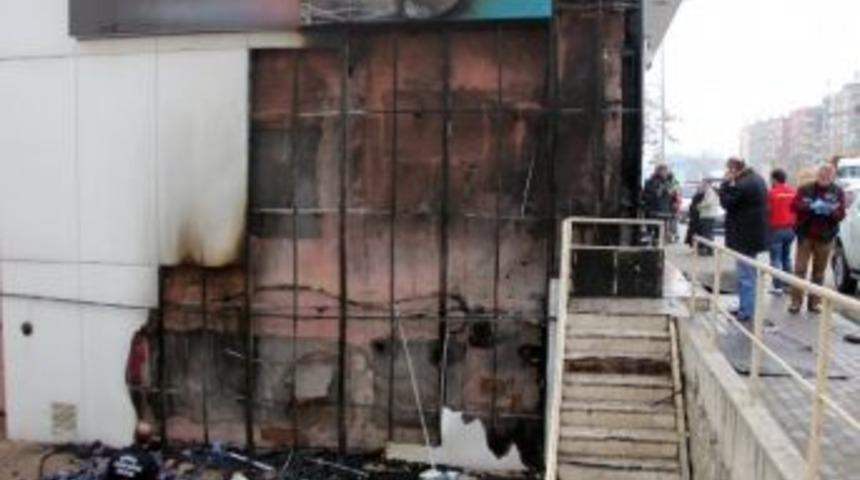 Bankada Korkutan Yangın