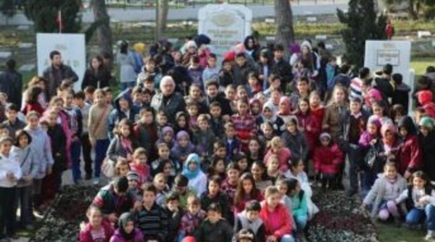 Bilgievi &Ouml;ğrecileri Milli Şair&rsquo;i Kabri Başında Andı
