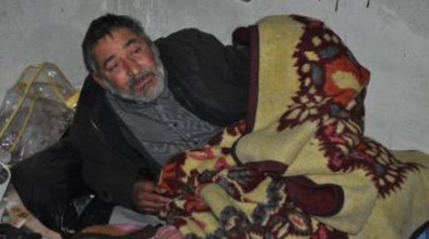 Evsiz Vatandaşa Belediye Ekibi Sahip &Ccedil;ıktı