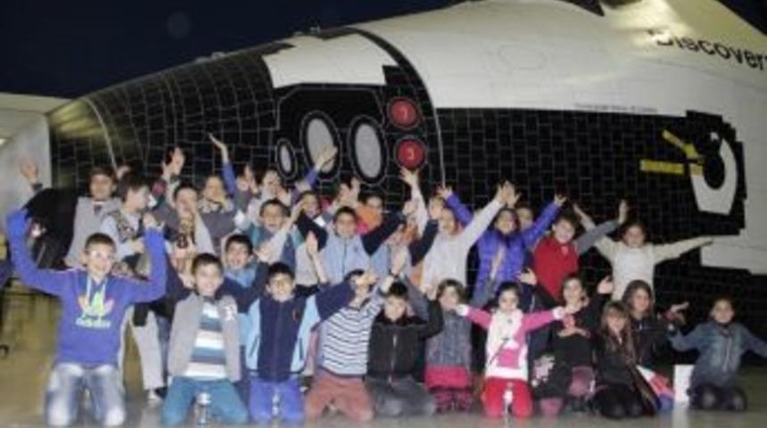 G&uuml;ltepeli &Ccedil;ocuklar Uzay Kampında