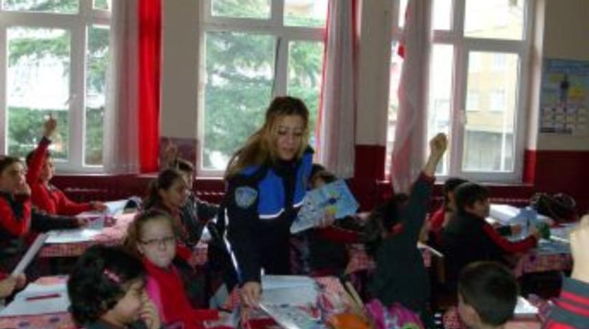 Polisten Minik &Ouml;ğrencilere Takvimli Uyarı