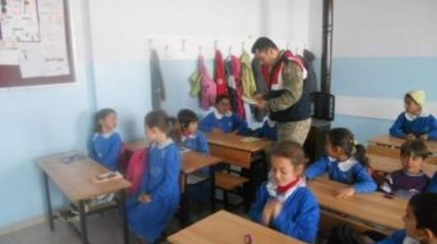 Yavuzeli İl&ccedil;esinde Jandarma &Ccedil;ocuklara Kitap Dağıttı