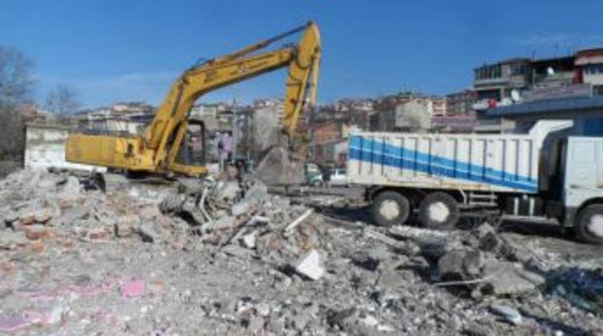 Alaplı eski Belediye d&uuml;kkanlarının yıkımı  bitti.