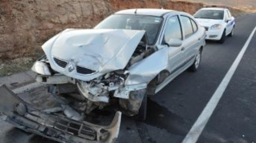 Hilvan&rsquo;da Maddi Hasarlı Trafik Kazası