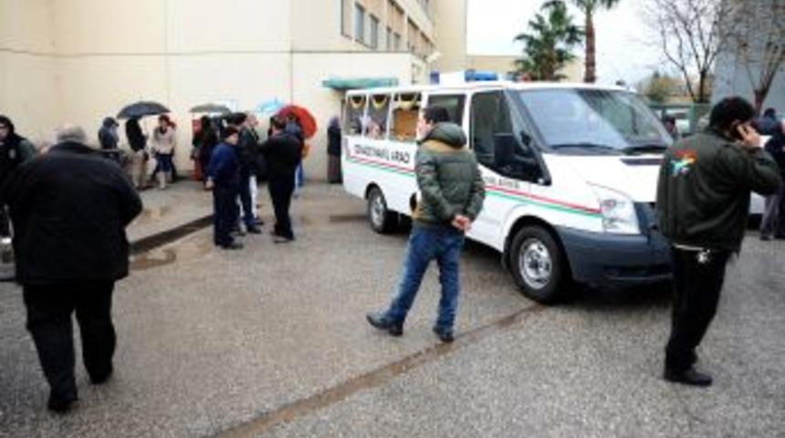 Servis Minib&uuml;s&uuml; Kanala Yuvarlandı: 6 &Ouml;l&uuml;, 18 Yaralı