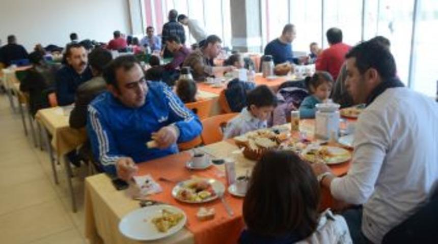 Fatih Koleji'nde Babalar, &Ccedil;ocuklarıyla Kahvaltıda Buluştu