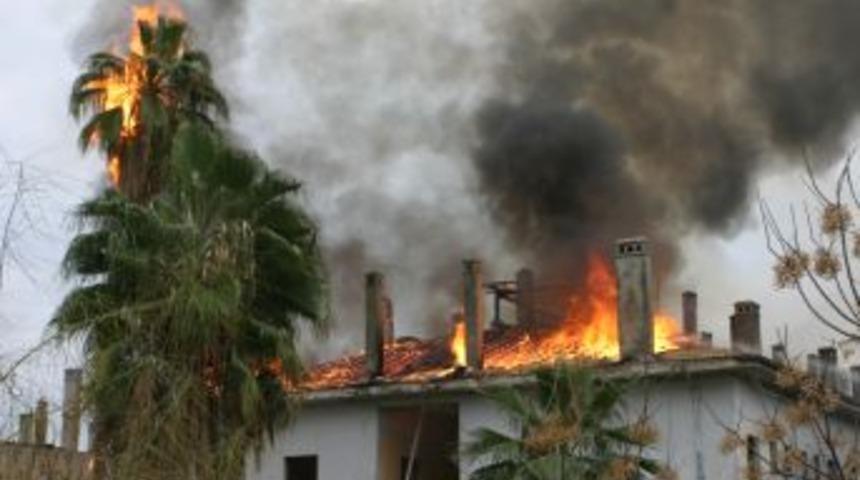 Romana Esin Kaynağı Olan Fabrika Lojmanının &Ccedil;atısı Yandı