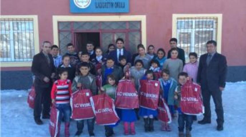 Akdağmadeni&rsquo;nde Bin 500 &Ouml;ğrenciye Kışlık Giysi Yardımı