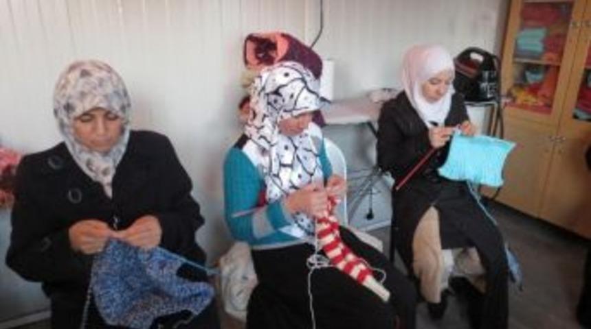 Suriyeli M&uuml;lteci Kadınlar &Ouml;rg&uuml; Yapmayı &Ouml;ğreniyor