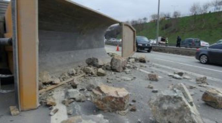 Kaza Yapan Hafriyat Kamyonları TEM Otoyolunu Fel&ccedil; Etti