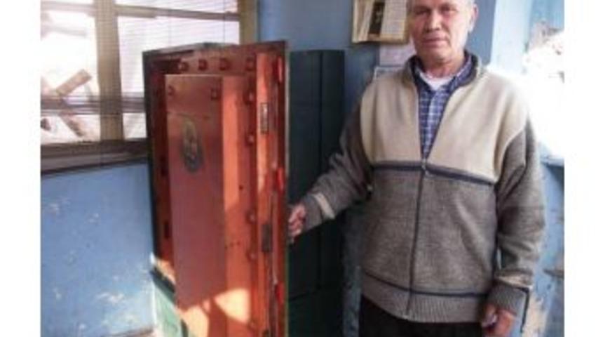 Fabrika Temizlenirken Tarihi Kasa Bulundu