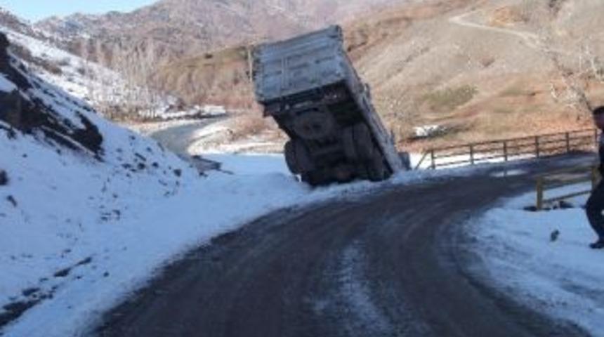 Diyarbakır'da Yollarda Oluşan Buz Kazaya Neden Oldu