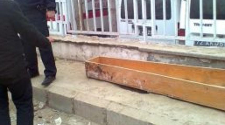 Batman'da Okulun &Ouml;n&uuml;ne Tabut Bıraktılar