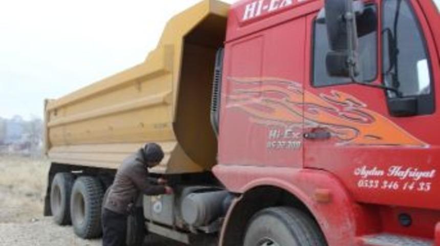 (&ouml;zel Haber) Başkent'te Mazot Hırsızları G&uuml;venlik Kamerasına Yakalandı