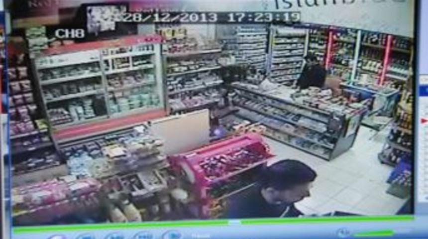 Market Sahibinin Deprem Anındaki Paniği G&uuml;venlik Kamerasına Yansıdı