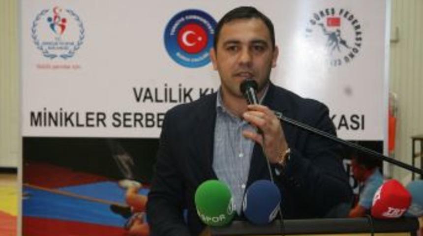 Federasyon Başkanından G&uuml;reş&ccedil;ilere: &Ccedil;alışan Milli Takımda Yerini Alır