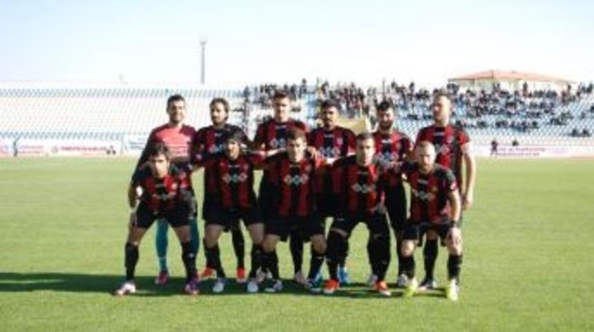 Tosya Belediye Spor 5 Futbolcu İle Yollarını Ayırdı