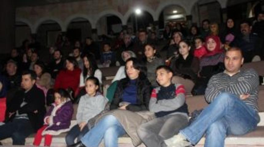 &ldquo;sizi Ş&ouml;yle Alalım&rdquo; Adlı Komedi Nevşehir&rsquo;de Sahnelendi