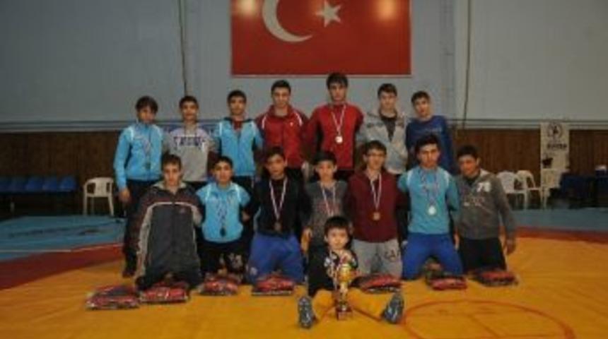 Ankara Minikler G&uuml;reş Turnuvasının Şampiyonu Kızılcahamam Oldu