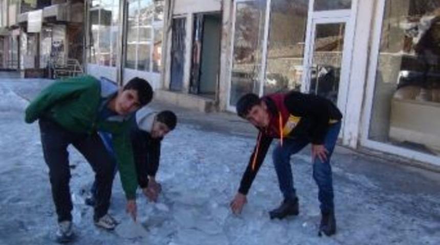 Şemdinli&rsquo;de Dondurucu Soğuklar