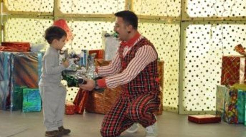 Taurus Avm'de &Ccedil;ocuklara Hediye Yağmuru