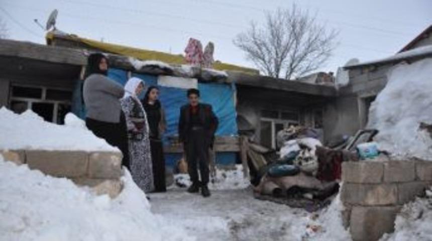 Tatvan Kaymakamlığı&rsquo;ndan Evi Yanan Aileye Yardım