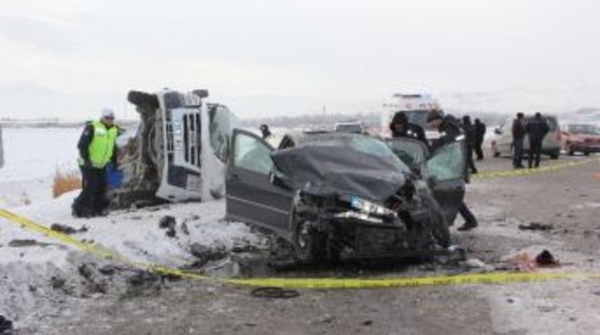 Erzurum&rsquo;da Trafik Kazası: 1 &Ouml;l&uuml;, 19 Yaralı