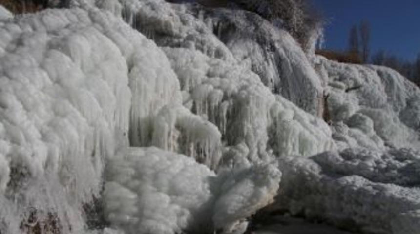 Muradiye Şelalesi Dondu