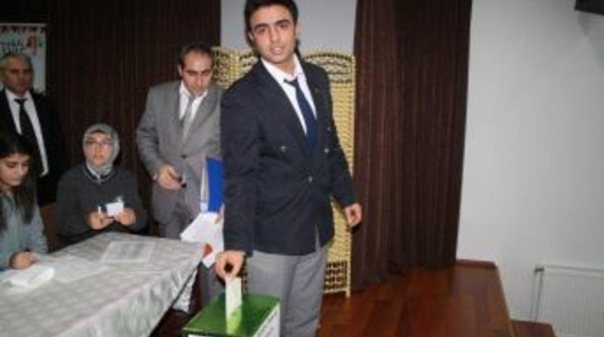 &Ouml;ğrencilerden Demokrasi &Ouml;rneği