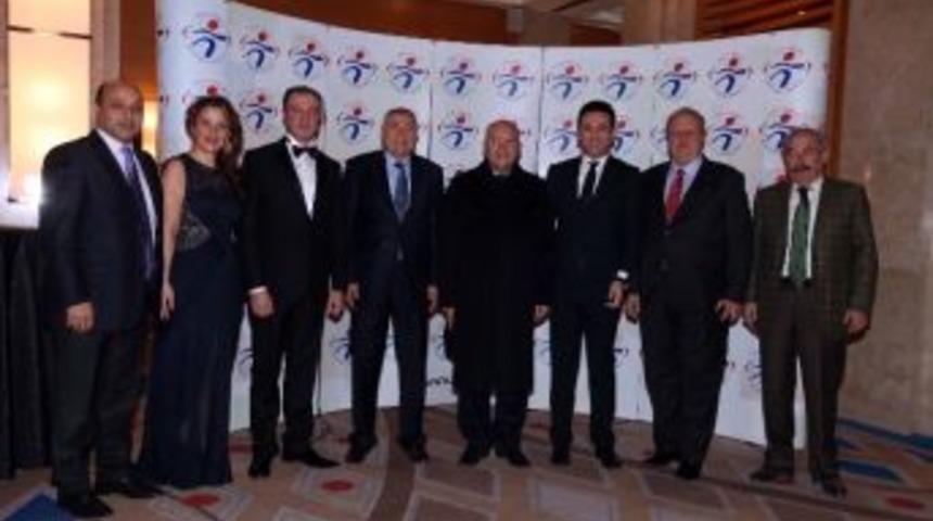 Genç Girişimcilerden Başkan Yaşar’a Plaket