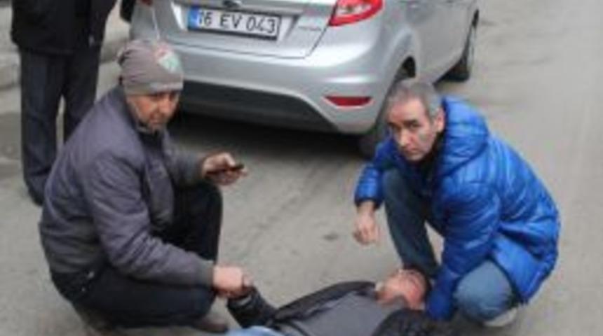 &Ccedil;arptığı Gencin Elinden Tutan S&uuml;r&uuml;c&uuml;, G&ouml;zyaşlarına Hakim Olamadı