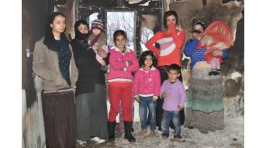 Tatvan Kaymakamlığı'ndan Evi Yanan Aileye Yardım Eli