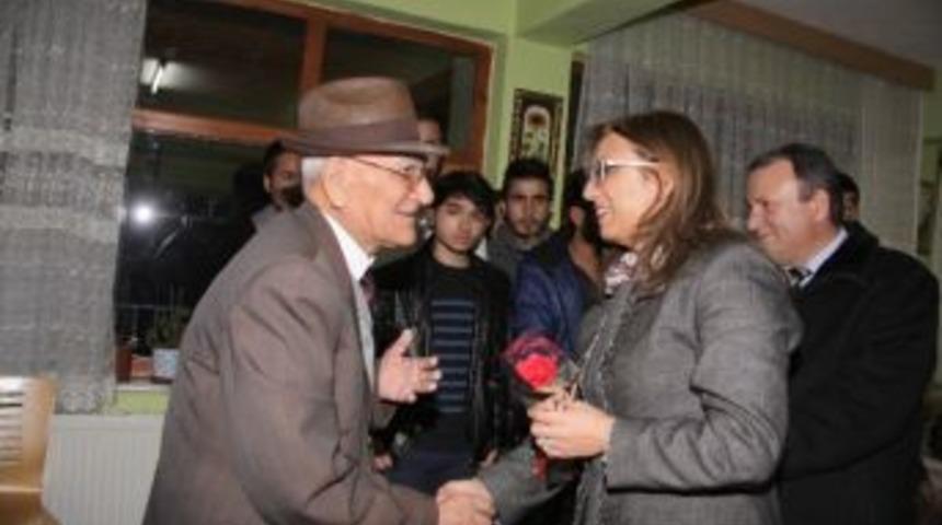 Rekt&ouml;r Kılı&ccedil; Ve &Uuml;niversite &Ouml;ğrencilerinden Hacıbektaş Rıfat Ilgaz Huzurevi Sakinlerine Ziyaret