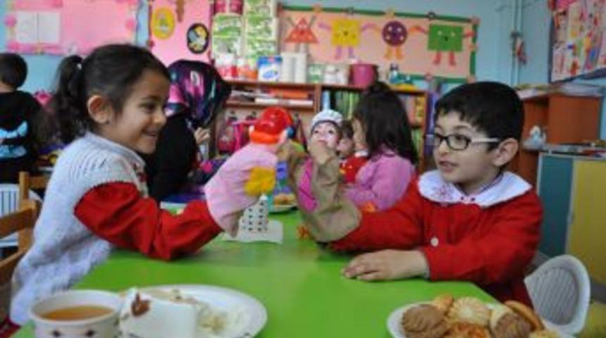 Melikşahlı &Ouml;ğrenciler Minik &Ouml;ğrencileri Sevindirmeye Devam Ediyor