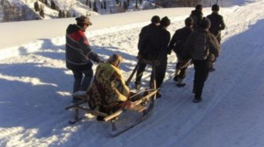 Hastalarını Kızakla Taşıyorlar