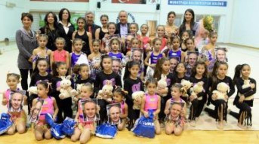 Muratpaşalı Miniklerin Yılsonu G&ouml;sterisi İzleyenleri B&uuml;y&uuml;ledi