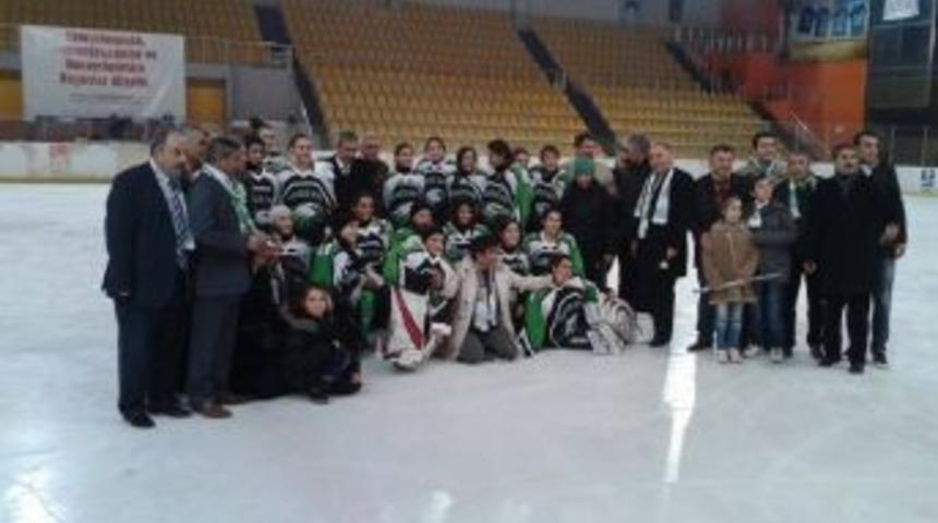 Narmanspor Bayan Buz Hokey Takımı Erzurum'a Mutlu D&ouml;n&uuml;yor