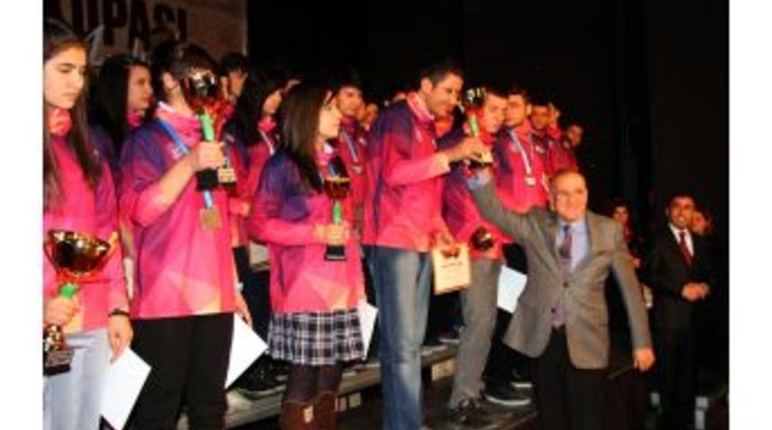 Kurtuluş Kupası &Ouml;d&uuml;lleri Sahiplerini Buldu