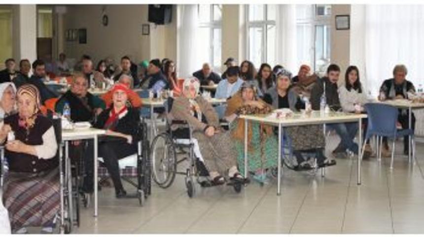 Uludağlı Akademisyen Ve &Ouml;ğrenciler Yeni Yıl &Ouml;ncesi Huzurevi Sakinlerini Unutmadı