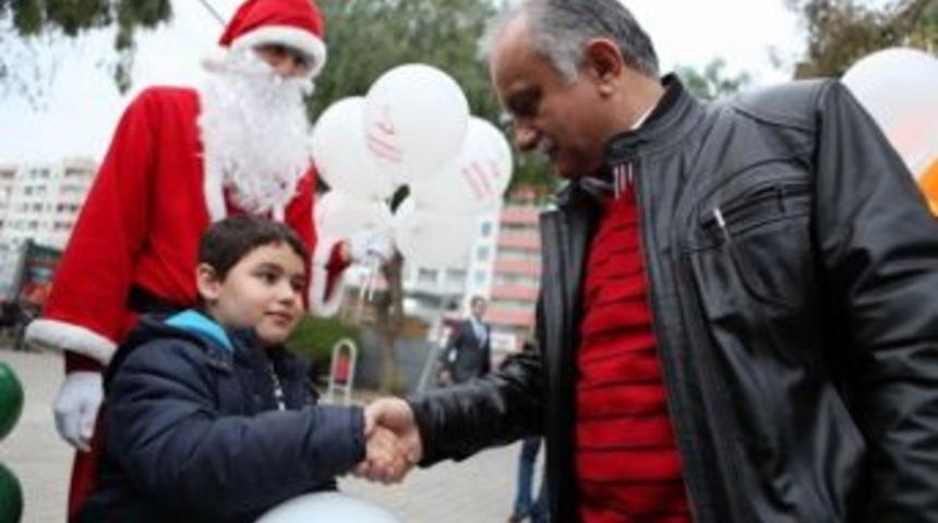 Bayraklı Belediyesi Yeni Yılı Semtlerde Kutladı