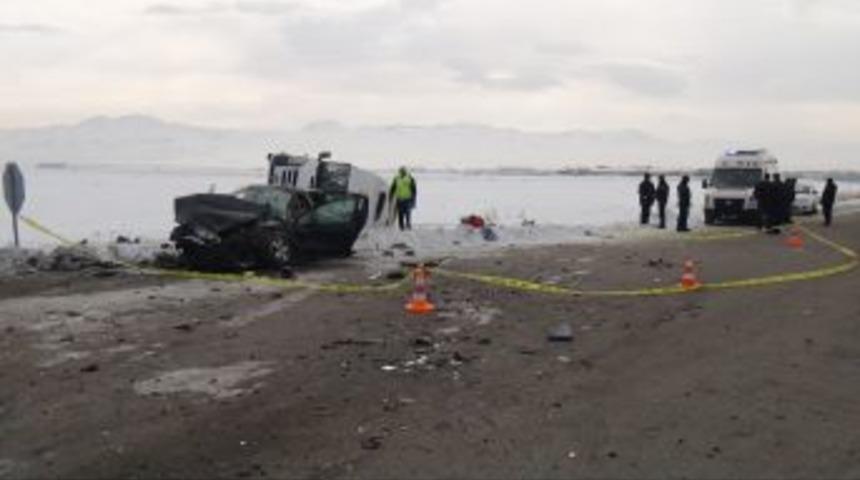 Erzurum'da Trafik Kazası: 1 &Ouml;l&uuml;, 27 Yaralı