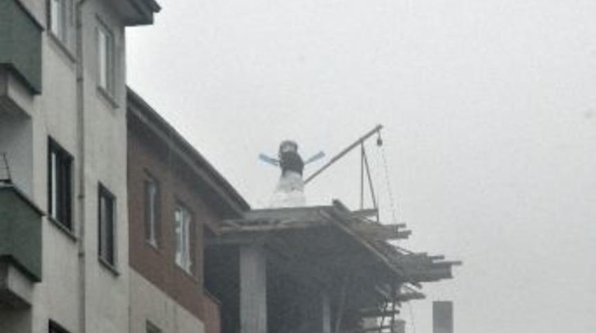 İnşaatın Tepesine Kardan Adam Yaptılar