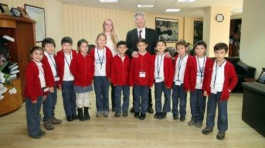 Minik &Ouml;ğrencilerden Başkan Vekili &Ouml;zak'a Ziyaret