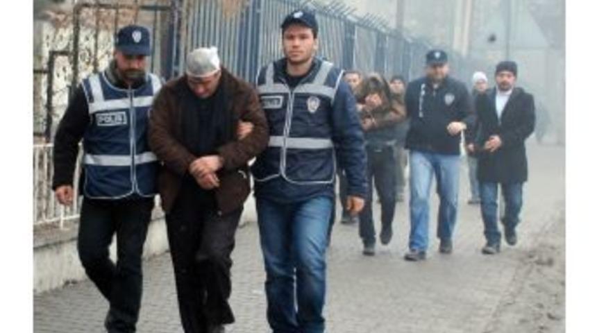 Polislerden Ka&ccedil;an Hırsız Kafasını Direğe &Ccedil;arptı