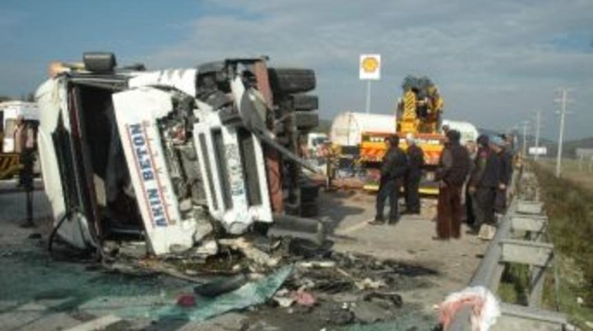 Milas'ta Tır İle Minib&uuml;s &Ccedil;arpıştı: 11 Yaralı